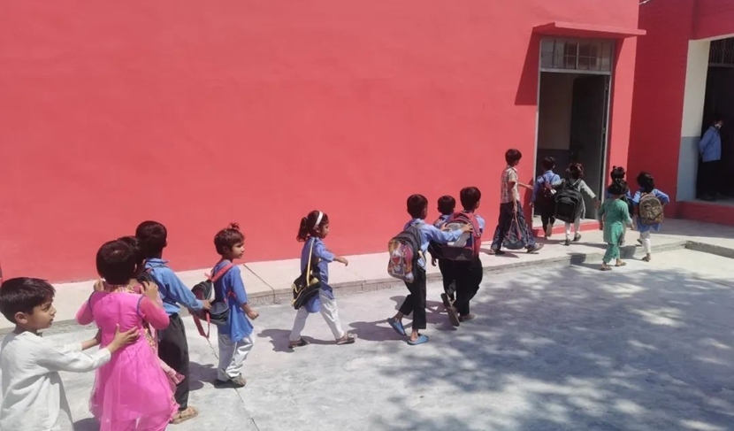 同學們走進修繕一新的校園。中國電建集團湖北工程有限公司供圖