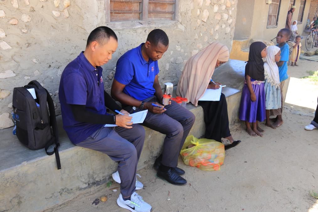 專家組指導(dǎo)非方疾控人員開(kāi)展疾病篩查工作。專家組供圖