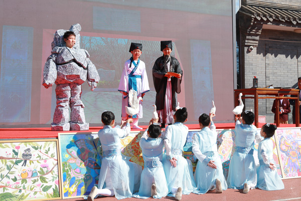 展覽開(kāi)幕式上，府學(xué)學(xué)子上演情景劇《鵝池》。府學(xué)胡同小學(xué)供圖