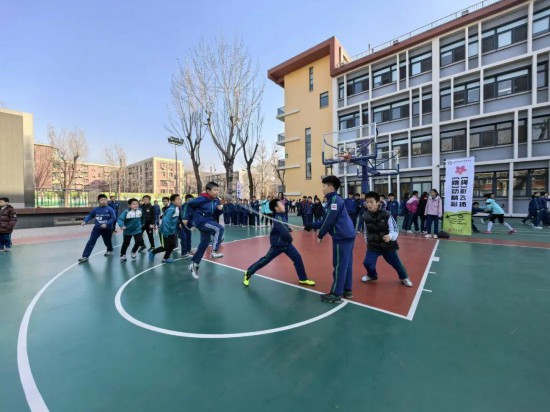 北京師范大學(xué)實(shí)驗(yàn)小學(xué)開展跳繩比賽。