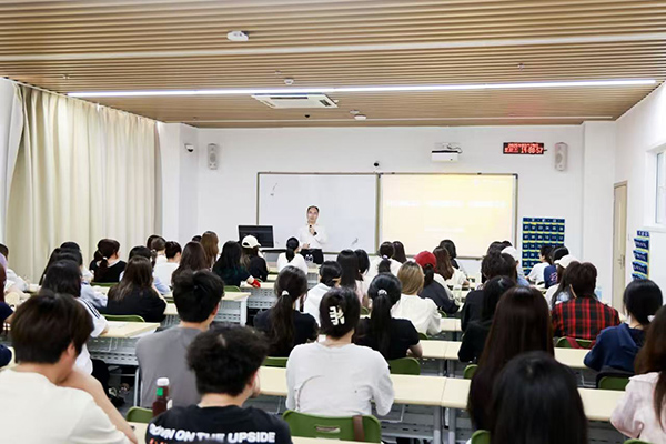 深圳職業(yè)技術(shù)大學(xué)黨委副書記、校長許建領(lǐng)為學(xué)生授課。學(xué)校供圖