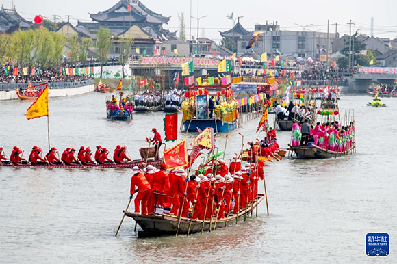?4月4日，選手在參加茅山會船盛會 。?新華社發(fā)（楊玉崗 攝）
