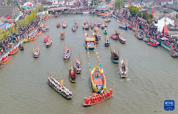 ?4月4日，選手在參加茅山會船盛會（ 無人機照片）。?新華社發(fā)（顧繼紅 攝）