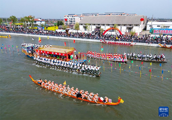 4月4日， 選手在參加茅山會船盛會（無人機照片）。新華社發(fā)（顧繼紅 攝）