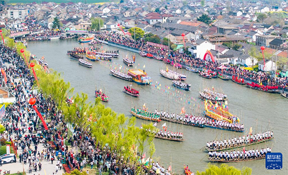 4月4日，選手在參加茅山會船盛會（無人機照片）。?新華社發(fā)（周社根 攝）