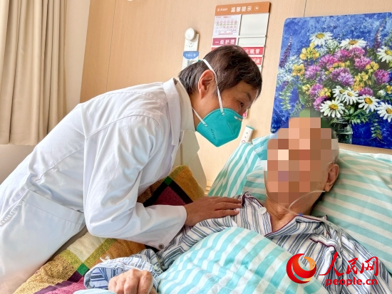 秦苑查房時(shí)詢問(wèn)患者情況。人民網(wǎng) 陳葉欣攝
