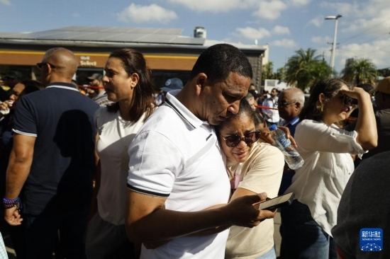  4月8日，人們聚集在多米尼加首都圣多明各的夜總會(huì)屋頂坍塌事故現(xiàn)場(chǎng)附近。新華社發(fā)