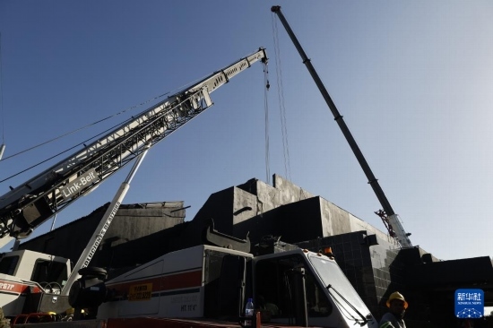  4月8日，救援人員在多米尼加首都圣多明各的夜總會(huì)屋頂坍塌事故現(xiàn)場(chǎng)工作。新華社發(fā)