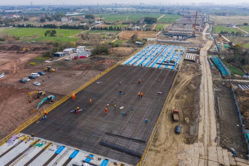 3月7日，在524國道秀洲王江涇至新塍公路工程TJ02標段，作業(yè)人員正在進行60米鋼混組合梁現(xiàn)澆橋面板鋼筋焊接及綁扎作業(yè)（無人機照片）。新華社記者 徐昱 攝