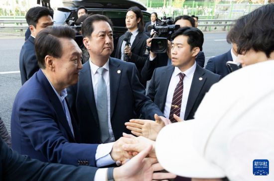 4月11日，韓國前總統(tǒng)尹錫悅（左一）在離開首爾漢南洞官邸時與支持者握手。新華社發(fā)（全休相攝）