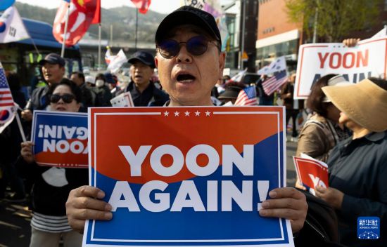 4月11日，在韓國首爾漢南洞官邸附近，支持者為韓國前總統(tǒng)尹錫悅送行。新華社發(fā)（全休相攝）