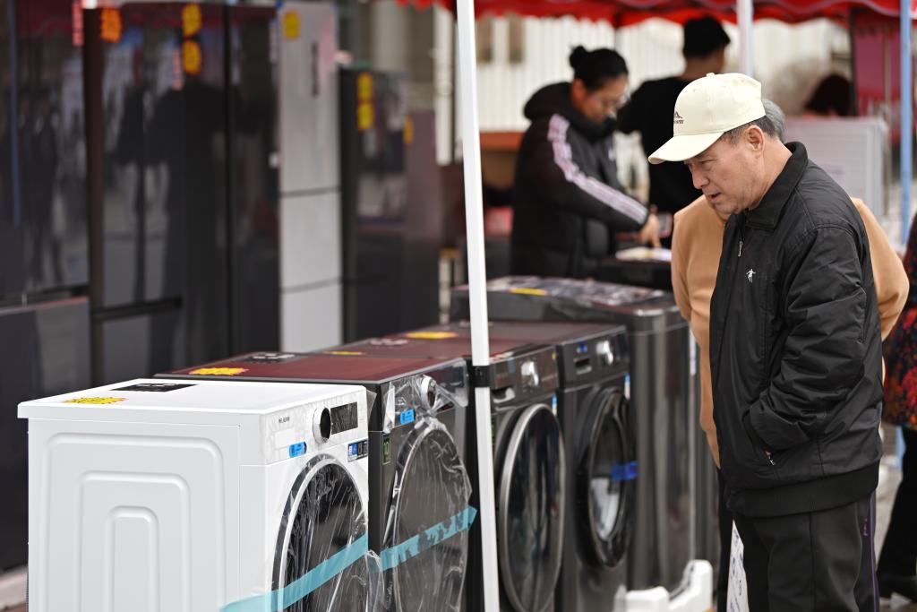 3月28日，天津市北辰區(qū)舉行2025年消費品以舊換新惠民服務活動，吸引眾多市民前來選購。新華社記者 李然 攝
