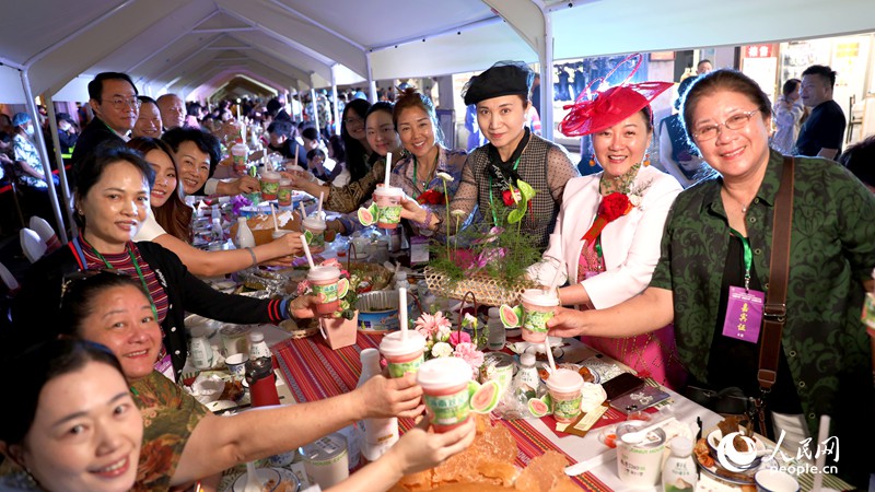 海外華僑在活動(dòng)現(xiàn)場(chǎng)品嘗“家鄉(xiāng)味”。人民網(wǎng)記者 符武平攝