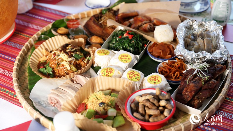 長(zhǎng)桌宴上擺滿了海南特色佳肴。人民網(wǎng)記者 符武平攝