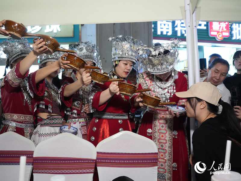 游客體驗(yàn)互動(dòng)演出《高山流水》。人民網(wǎng)記者 張力洋攝