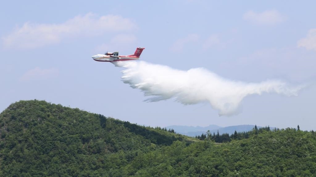 AG600飛機在四川西昌開展典型滅火場景驗證試飛科目（2023年6月攝）。新華社發(fā)（中國航空工業(yè)集團供圖）