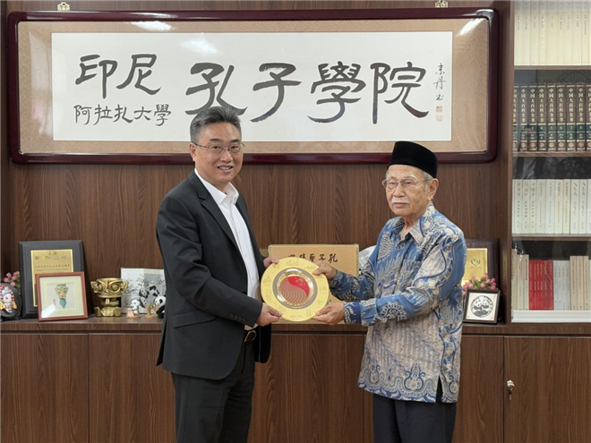雙方交換禮物。活動(dòng)主辦方供圖