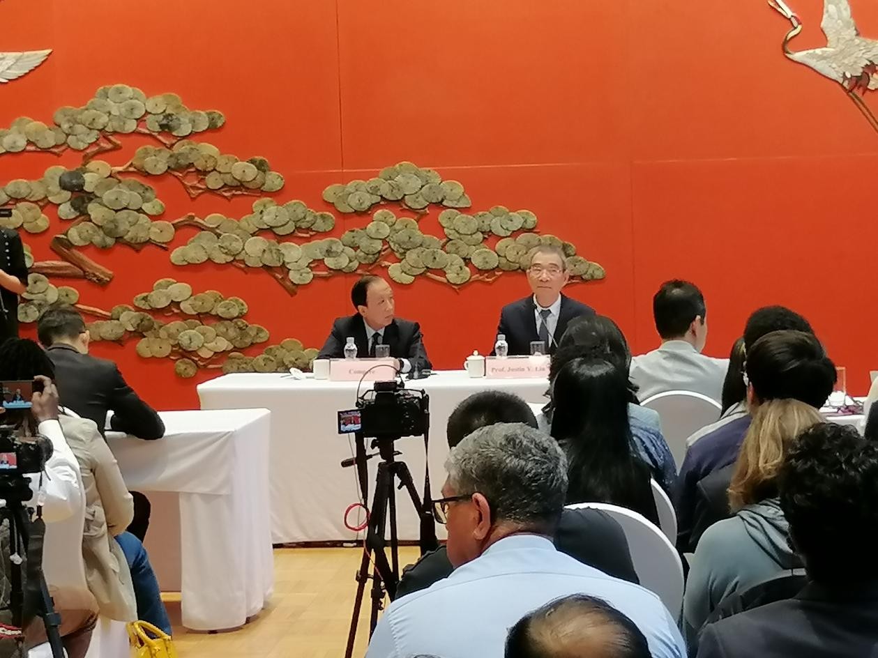 圖為21日舉行的“臨甲7號沙龍”，林毅夫（右一）在回答中外媒體記者的提問。 人民網(wǎng)記者 李瀟攝