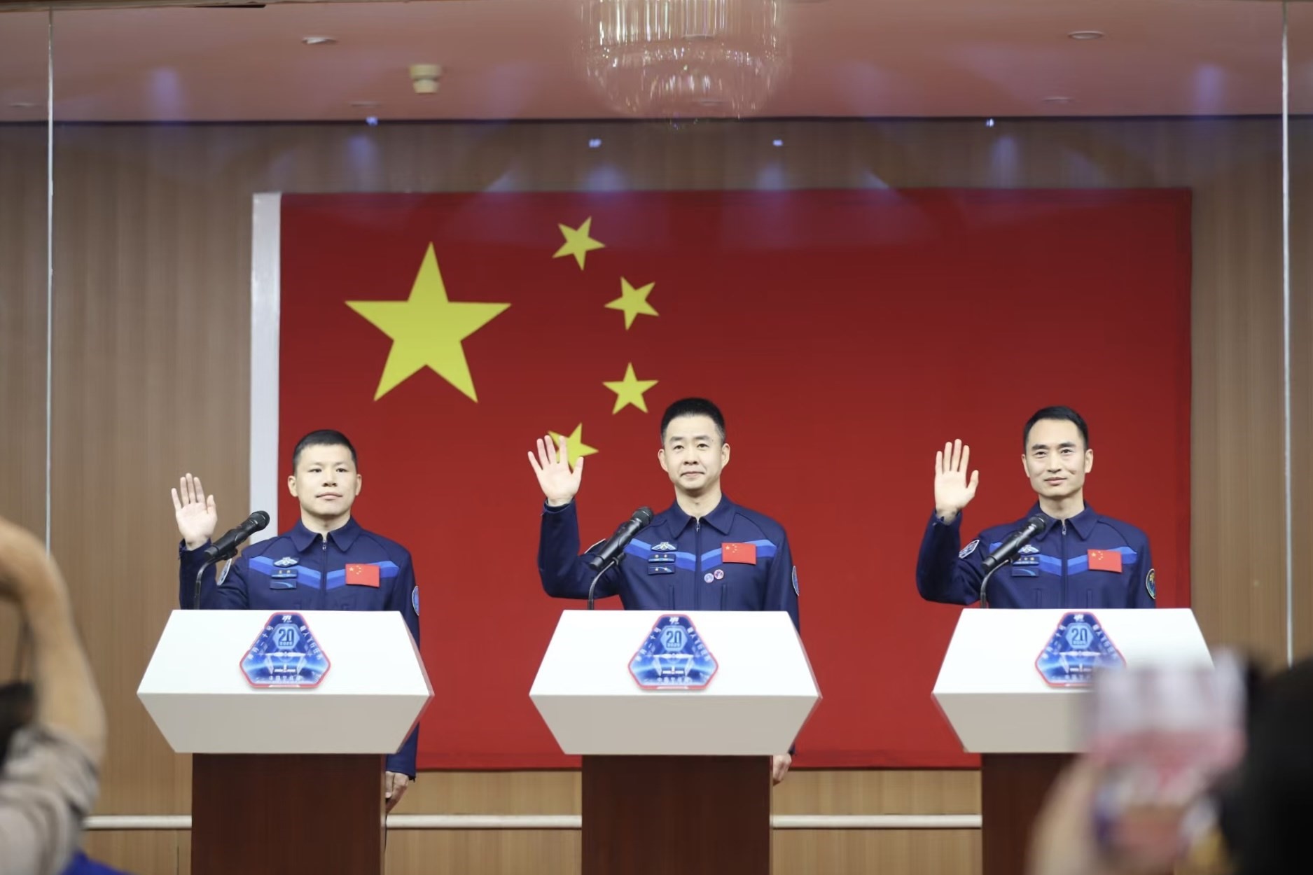 4月23日，神舟二十號(hào)航天員乘組在酒泉衛(wèi)星發(fā)射中心問(wèn)天閣與中外媒體記者集體見面。人民網(wǎng)記者 黃帆攝