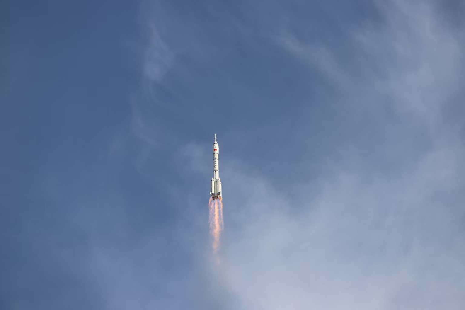 長(zhǎng)征二號(hào)F遙二十運(yùn)載火箭點(diǎn)火發(fā)射。人民網(wǎng)記者 黃帆攝