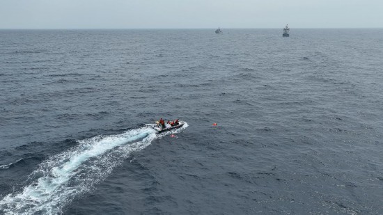 4月23日，中越海警開展海上聯(lián)合搜救演練，模擬營救落水人員。（中國海警供圖）