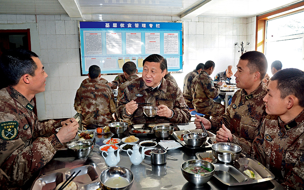 2014年1月26日，習(xí)近平主席專(zhuān)程來(lái)到內(nèi)蒙古軍區(qū)邊防某部，親切看望慰問(wèn)戍邊官兵。這是在連隊(duì)食堂，習(xí)近平主席同戰(zhàn)士們一起用餐。