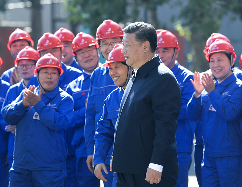 2018年9月26日，在中國一重集團，習近平總書記走到工人中間，同大家親切交流。
