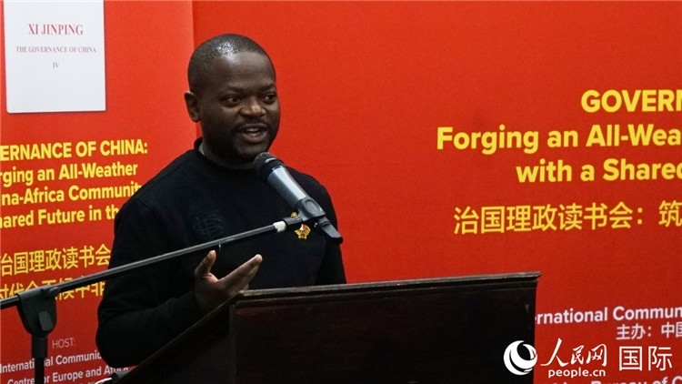 約翰內(nèi)斯堡大學(xué)非洲中國(guó)研究中心研究員葛迪恩·吉通加在讀書會(huì)上發(fā)言。人民網(wǎng) 劉暢攝