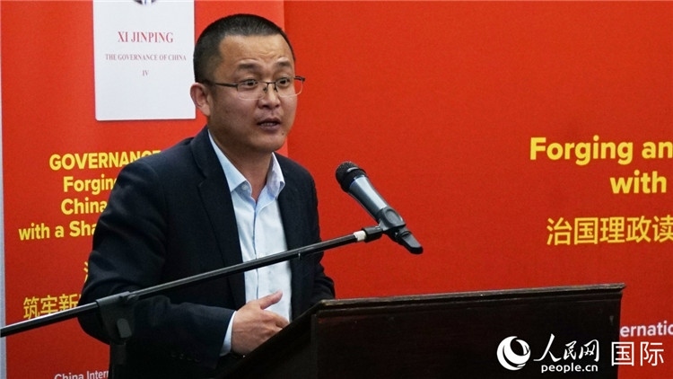 中非青年婦女協(xié)會(huì)主席、南非大學(xué)教授秦效順在讀書會(huì)上發(fā)言。人民網(wǎng) 劉暢攝