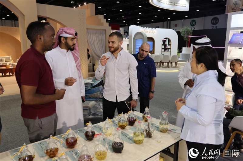 在“閱讀中國(guó)”館，當(dāng)?shù)刈x者通過(guò)品味中國(guó)茶，了解中國(guó)文化。人民網(wǎng)記者 張志文攝