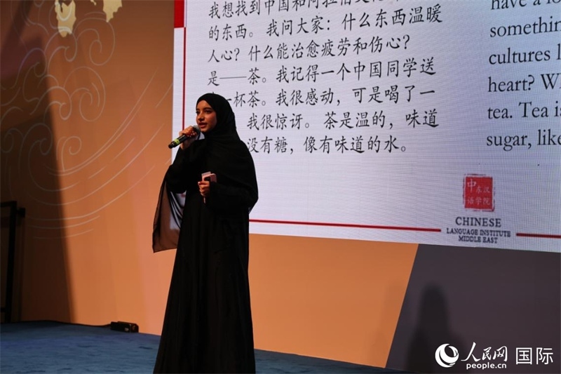 第四屆“阿聯(lián)酋眼中的中國(guó)”中文比賽上，一位阿聯(lián)酋漢語(yǔ)學(xué)習(xí)者與觀眾分享對(duì)中國(guó)茶文化的思考。人民網(wǎng)記者 張志文攝