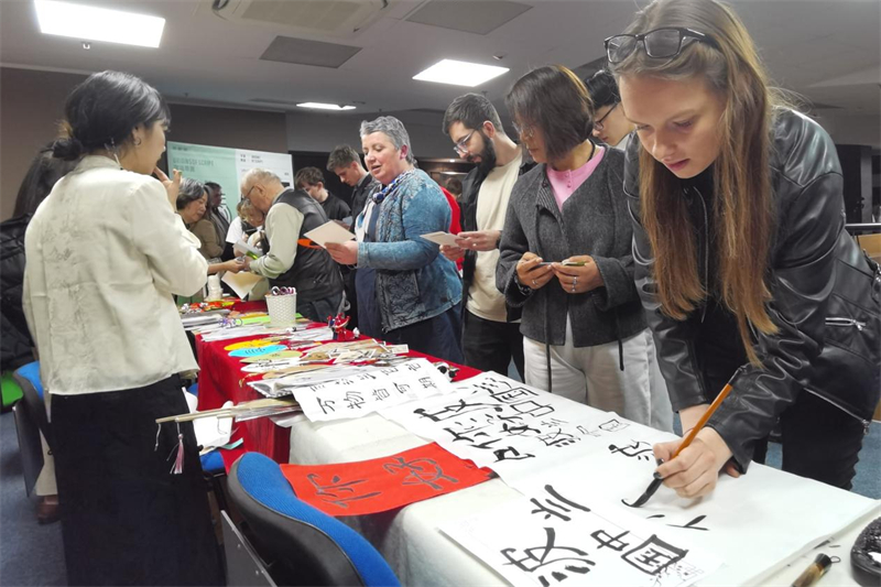 現(xiàn)場來賓體驗中國傳統(tǒng)文化。中國駐波蘭大使館供圖。