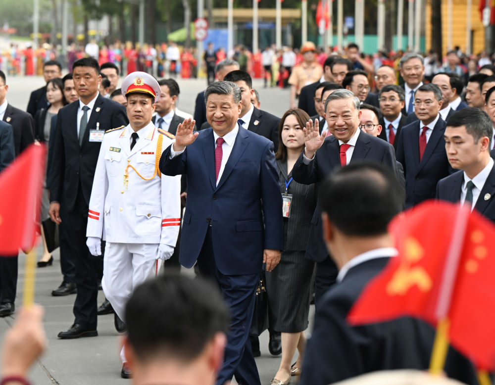 4月14日，中共中央總書記、國家主席習(xí)近平抵達河內(nèi)對越南進行國事訪問。當日下午，越共中央總書記蘇林為習(xí)近平舉行隆重歡迎儀式。這是歡迎儀式后，習(xí)近平和蘇林一同步行前往越共中央駐地舉行會談時，向歡迎人群揮手致意。新華社記者 張領(lǐng) 攝
