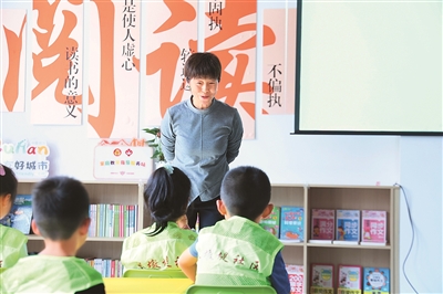 田桂月帶領(lǐng)孩子共讀繪本《點》。李澤罡攝