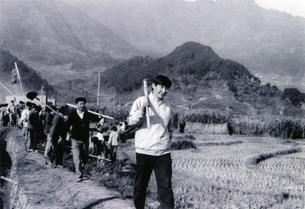這是1989年，時任福建省寧德地委書記的習(xí)近平帶領(lǐng)地直機(jī)關(guān)千余名干部到寧德縣南漈水利工地參加清溝排障修整水渠勞動。新華社發(fā)
