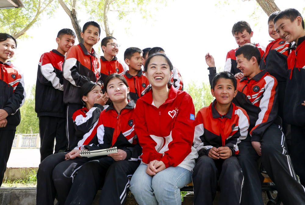 4月23日，在新疆克州阿圖什市哈拉峻鄉(xiāng)謝依特小學(xué)，支教教師高淑賢和學(xué)生們在一起。