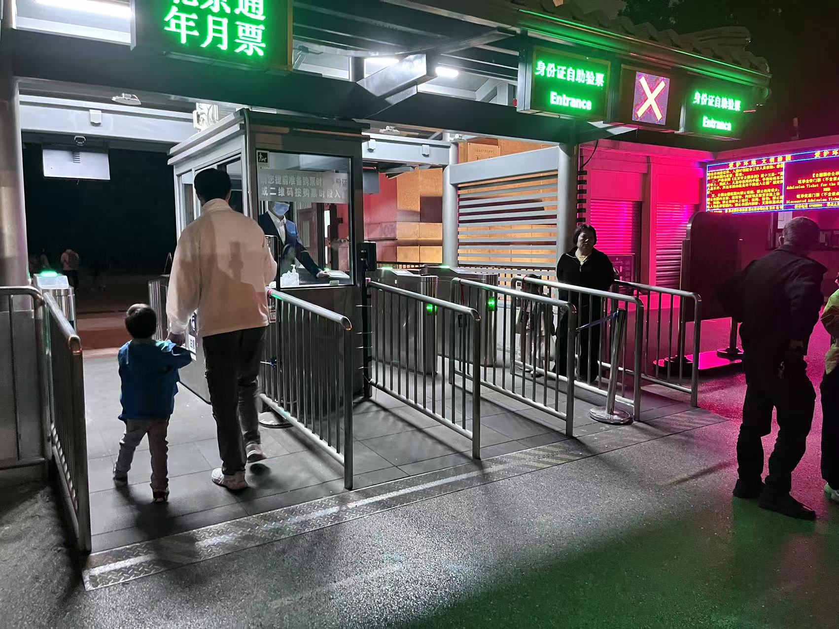 北京天壇公園延長(zhǎng)開放時(shí)間，游客進(jìn)入游覽。人民網(wǎng)記者 李楠樺攝