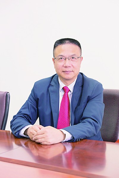 徐飛 教授、博士生導(dǎo)師。歷任上海交通大學(xué)副校長、西南交通大學(xué)校長、上海財經(jīng)大學(xué)常務(wù)副校長，現(xiàn)任福耀科技大學(xué)常務(wù)副校長。國務(wù)院政府特殊津貼專家。先后兼任中國鐵道學(xué)會副理事長，中國管理學(xué)會組織與戰(zhàn)略專業(yè)委員會副主任，教育部高等學(xué)校創(chuàng)新創(chuàng)業(yè)教育指導(dǎo)委員會副主任，中國高等教育學(xué)會創(chuàng)新創(chuàng)業(yè)教育分會理事長，中國高質(zhì)量MBA教育認(rèn)證（CAMEA）工作委員會副主任，中國職業(yè)技術(shù)教育學(xué)會副會長等。主要研究領(lǐng)域?yàn)閼?zhàn)略管理、競爭戰(zhàn)略與博弈論、創(chuàng)新創(chuàng)業(yè)、跨文化戰(zhàn)略領(lǐng)導(dǎo)力等。出版著作20余部。