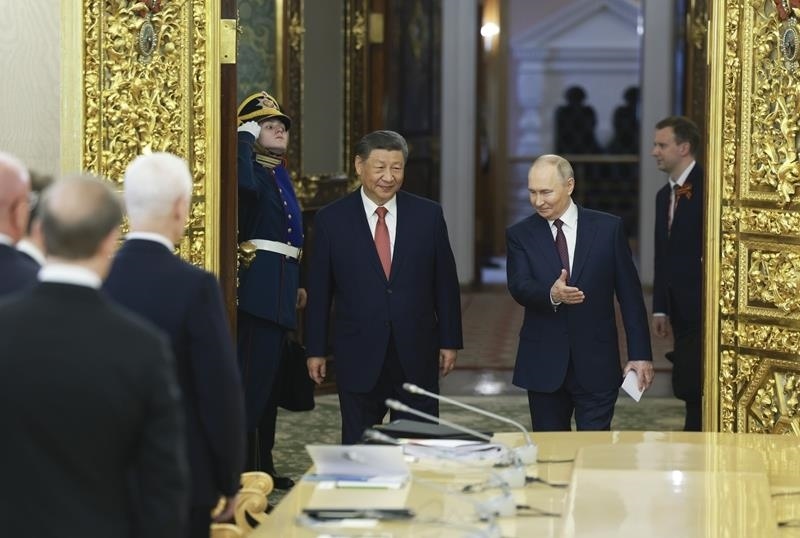 △當(dāng)?shù)貢r(shí)間5月8日，俄羅斯總統(tǒng)普京同習(xí)近平主席在莫斯科克里姆林宮舉行會談。這是兩國元首步入會場。