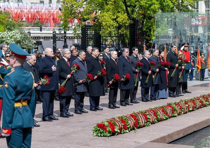 △當(dāng)?shù)貢r(shí)間5月9日，紀(jì)念蘇聯(lián)偉大衛(wèi)國戰(zhàn)爭勝利80周年慶典結(jié)束后，習(xí)近平主席同其他國家領(lǐng)導(dǎo)人一起從紅場來到亞歷山大花園，向無名烈士墓獻(xiàn)花，并肅立默哀。