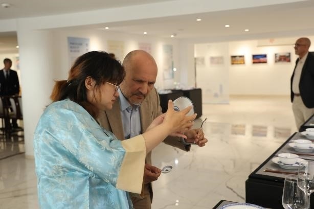 摩洛哥民眾在觀察中國瓷器。拉巴特中國文化中心供圖