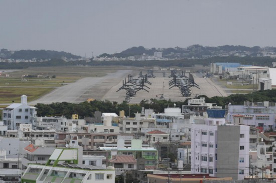 這是2023年11月25日在日本沖繩美軍普天間基地駐留的“魚鷹”運(yùn)輸機(jī)（資料照片）。新華社記者馮武勇攝
