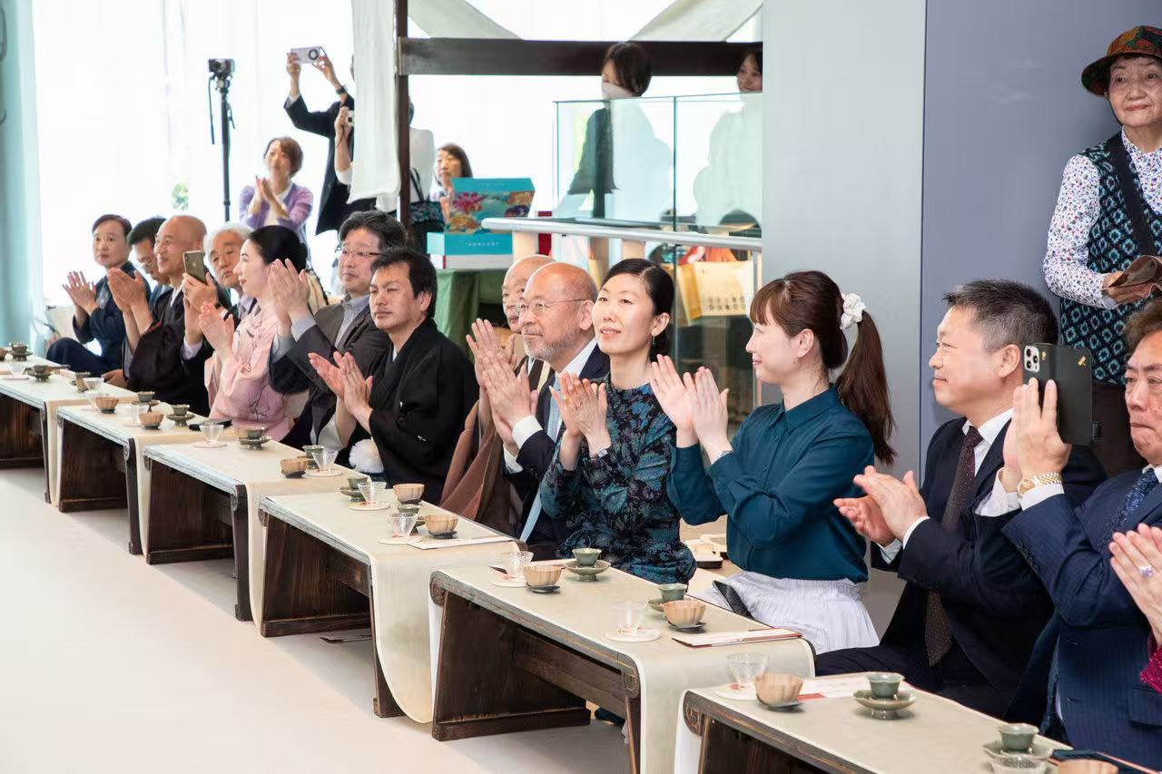 中日兩國文旅界、各茶道流派嘉賓出席開幕式。中國駐大阪旅游辦事處供圖