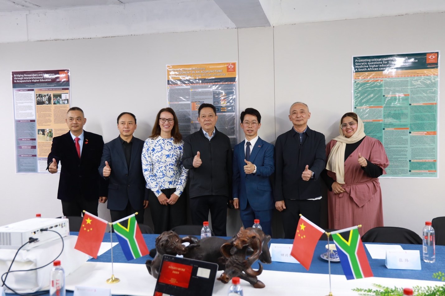 四川省副省長(zhǎng)楊興平及代表團(tuán)與《補(bǔ)充醫(yī)學(xué)：教育與研究》雜志社團(tuán)隊(duì)合影。非洲中醫(yī)及針灸中心供圖