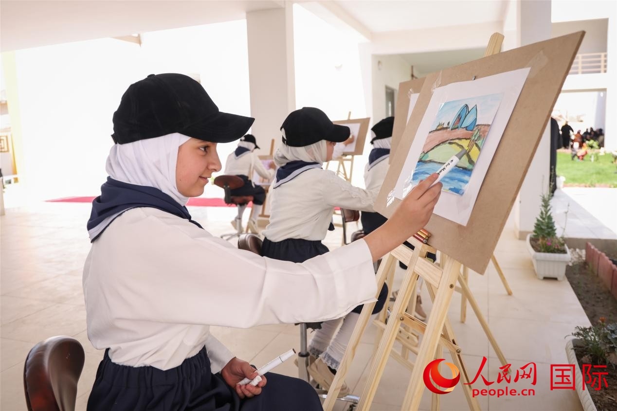 圖為阿爾·圖拉女子學(xué)校學(xué)生在上美術(shù)課。人民網(wǎng)記者 薛丹攝