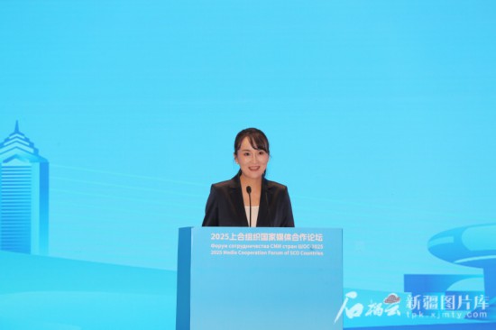 5月23日，在2025上合組織國(guó)家媒體合作論壇青年文化交流營(yíng)活動(dòng)中，人民日?qǐng)?bào)社記者阿爾達(dá)克·塔巴拉克發(fā)言。石榴云/新疆日?qǐng)?bào)記者 李雄心攝