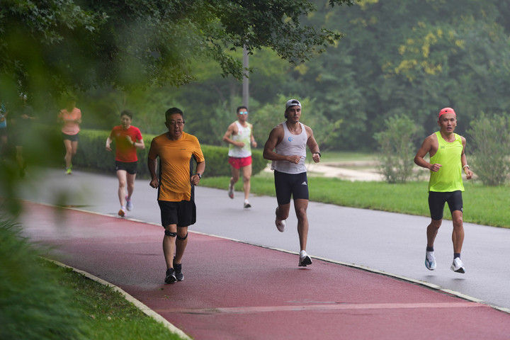 2024年7月14日，市民在北京中軸線延長(zhǎng)線上的奧林匹克森林公園運(yùn)動(dòng)鍛煉。