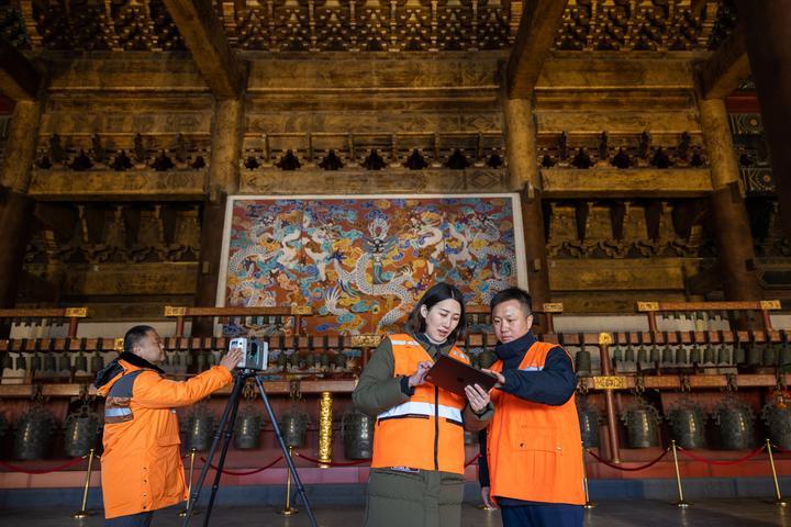 北京市測(cè)繪設(shè)計(jì)研究院團(tuán)隊(duì)在太廟測(cè)繪（2023年2月19日攝）。2020年9月起，北京市測(cè)繪設(shè)計(jì)研究院的技術(shù)團(tuán)隊(duì)開(kāi)展了北京中軸線遺產(chǎn)點(diǎn)實(shí)地測(cè)繪，從文物保護(hù)、環(huán)境整治、文物騰退等方面為北京中軸線申遺提供空間數(shù)據(jù)底板。