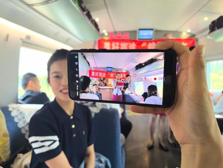 在活動中，旅客紛紛舉起手機(jī)拍攝。顏笑攝