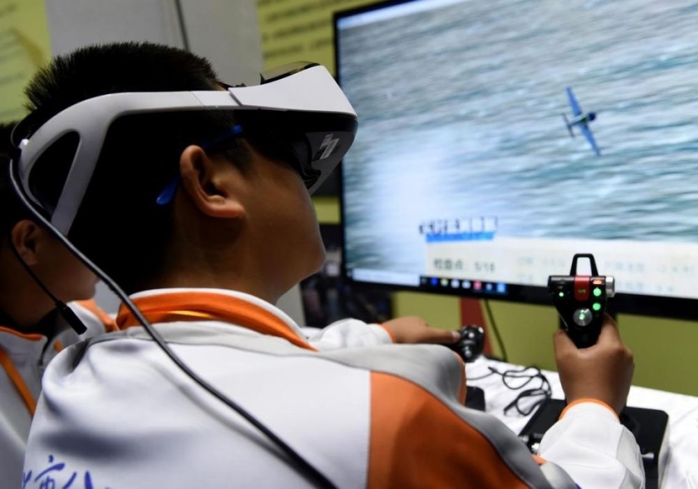 北京市八一學(xué)校的學(xué)生在北京市中小學(xué)生特色科技活動展示上體驗(yàn)VR技術(shù)（2018年11月24日攝）新華社記者 羅曉光 攝。